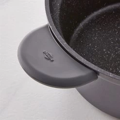 Lot Faitout Dur Comme La Pierre 28 Cm Et 2 Maniques En Silicone -Magasin De Fournitures De Cuisine À Domicile 111078 2 1 Lot faitout Dur comme la pierre 28 cm et 2 maniques en silicone Mathon