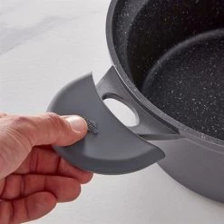 Lot Faitout Dur Comme La Pierre 28 Cm Et 2 Maniques En Silicone -Magasin De Fournitures De Cuisine À Domicile 111078 3 1 Lot faitout Dur comme la pierre 28 cm et 2 maniques en silicone Mathon