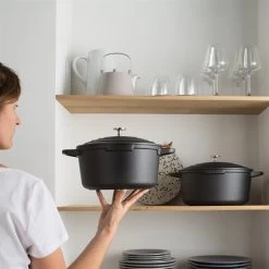 Lot Cocotte Légère Ronde En Fonte D'aluminium 28 Cm Et Deux Maniques En Silicone -Magasin De Fournitures De Cuisine À Domicile 113006 2 1 Lot cocotte legere ronde en fonte d aluminium 28 cm et deux maniques en silicone Mathon