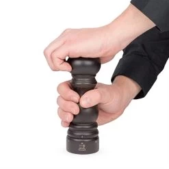 Peugeot Moulin à Sel Paris 18 Cm Marron 7 Peugeot Moulin à Sel Paris 18 Cm Marron -Magasin De Fournitures De Cuisine À Domicile 20112 2 1 Moulin a sel Paris 18 cm marron Peugeot