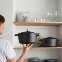 Lot Cocotte Légère Ronde En Fonte D'aluminium 20 Cm Coloris Noir Et Deux Maniques Silicone -Magasin De Fournitures De Cuisine À Domicile 209010 2 2 Lot cocotte legere ronde en fonte d aluminium 20 cm coloris noir et deux maniques silicone Mathon