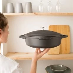 Lot Cocotte Légère Basse Ronde En Fonte D'aluminium 28 Cm Noir Et Deux Maniques Silicone -Magasin De Fournitures De Cuisine À Domicile 209011 2 3 Lot cocotte legere basse ronde en fonte d aluminium 28 cm noir et deux maniques silicone Mathon