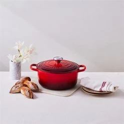 Le Creuset Cocotte Fonte Rond 26 Cm Cerise -Magasin De Fournitures De Cuisine À Domicile 213184 4 3 Cocotte fonte rond 26 cm cerise Le Creuset
