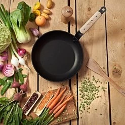 De Buyer Poêle 32 Cm Choc B Bois -Magasin De Fournitures De Cuisine À Domicile 281006 1 1 Poele 32 cm choc B Bois De Buyer