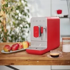Smeg Machine à Café Avec Broyeur Et Buse Vapeur 1350 W BCC02RDMEU Rouge -Magasin De Fournitures De Cuisine À Domicile 700071 2 1 Machine a cafe avec broyeur et buse vapeur 1350 W BCC02RDMEU rouge Smeg
