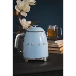 Smeg Mini Bouilloire 0,8 L 1400 W KLF05PBEU Bleu Azur -Magasin De Fournitures De Cuisine À Domicile 702031 3 4 Mini bouilloire 0 8 L 1400 W KLF05PBEU bleu azur Smeg