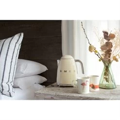 Smeg Bouilloire Crème 1,7 L 2400 W KLF03CREU -Magasin De Fournitures De Cuisine À Domicile 702065 3 1 Bouilloire creme 1 7 L 2400 W KLF03CREU Smeg