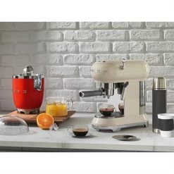 Smeg Machine à Café Expresso Crème 1 L 1350 W ECF01CREU -Magasin De Fournitures De Cuisine À Domicile 70288 4 3 Machine a cafe expresso creme 1 L 1350 W ECF01CREU Smeg