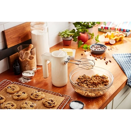 KitchenAid Batteur à Main électrique Sans Fil 7 Vitesses Crème 5KHMB732EAC 6 KitchenAid Batteur à Main électrique Sans Fil 7 Vitesses Crème 5KHMB732EAC – Image 4