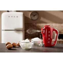 Smeg Batteur à Main 9 Vitesses 250 W HMF01RDEU Rouge -Magasin De Fournitures De Cuisine À Domicile 761065 2 1 Batteur a main 9 vitesses 250 W HMF01RDEU rouge Smeg